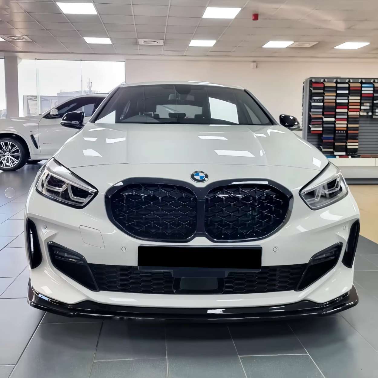 BMW Serie 1 F40 Lip Frontal Negro Brillo (2019-2024)