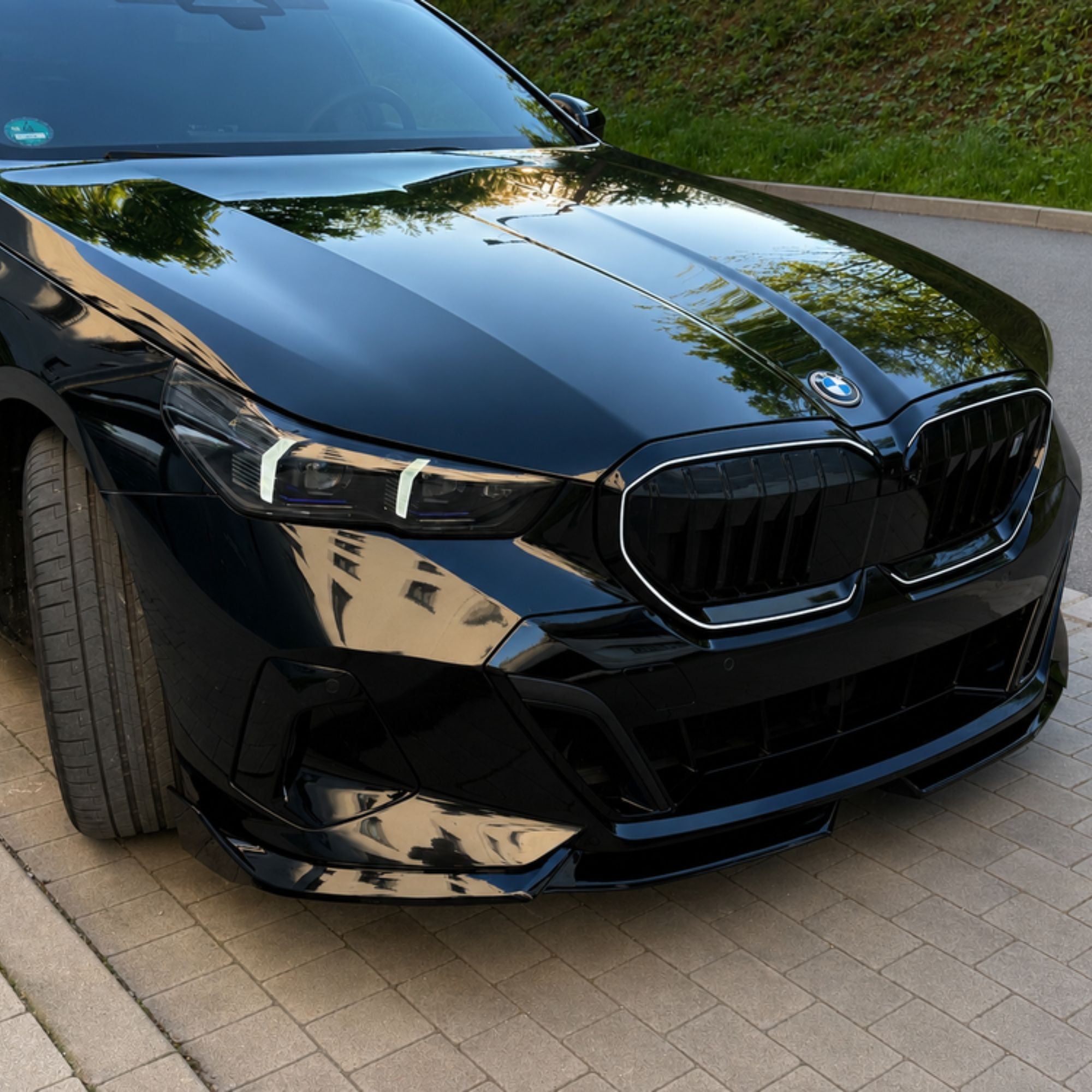 BMW Serie 5 G60 G61 Negro Brillo Estilo MP Lip Frontal (2024+)